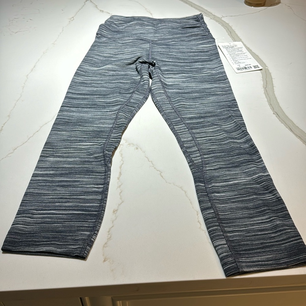NWT. Lululemon Align HR Crop 21” Cross Waist leggings